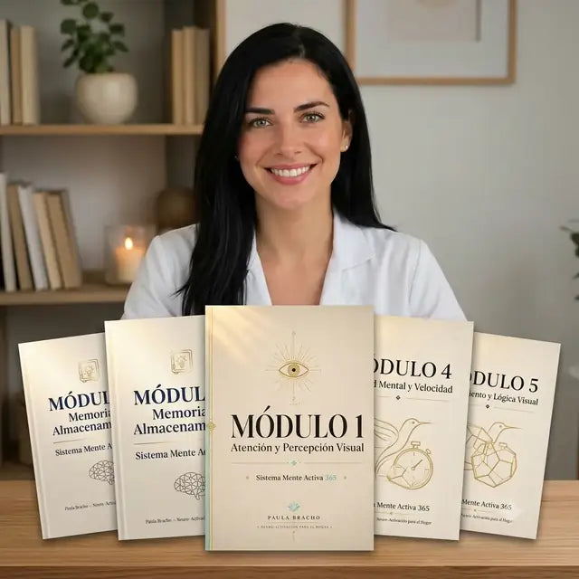 Paula Bracho, creadora de Mente Activa 365, junto a los 5 módulos completos del programa